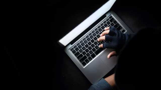 Ruba le foto delle amiche e le carica su un sito hard: indagato 23enne