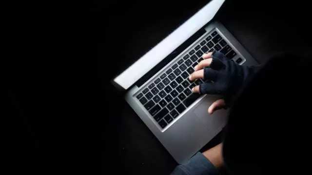Ruba le foto delle amiche e le carica su un sito hard: indagato 23enne