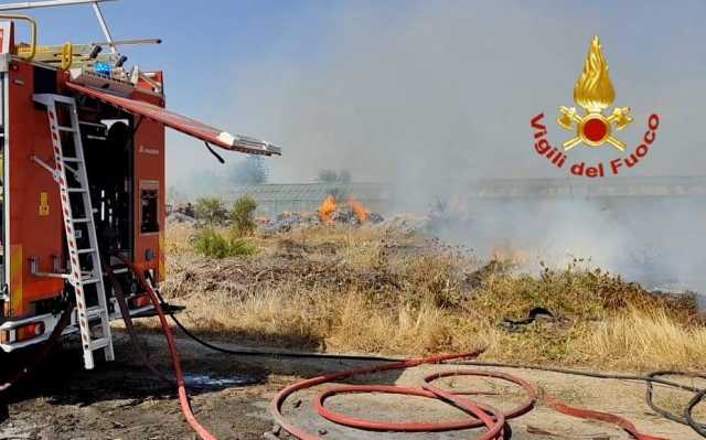 Quartu, vasto incendio in un terreno privato in via Leonardo da Vinci (video)