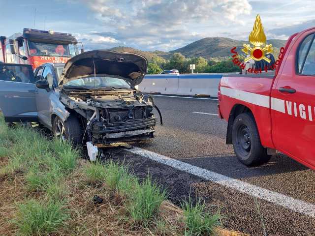 Perde il controllo dell'auto e finisce fuori strada: l'incidente sulla 131 a Budoni