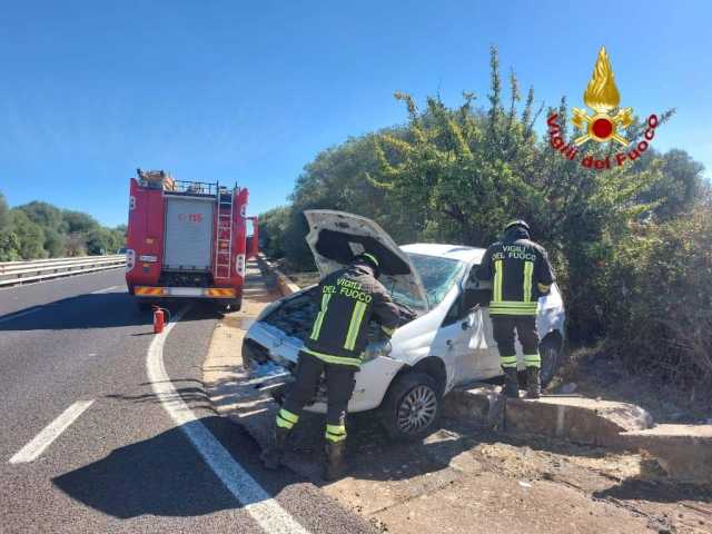 Paulilatino, scontro fra due auto sulla statale 131: intervengono i vigili del fuoco