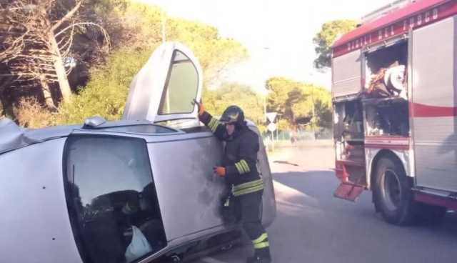 Perde il controllo dell'auto e si ribalta nella rotatoria sulla litoranea di Platamona: portato in ospedale 
