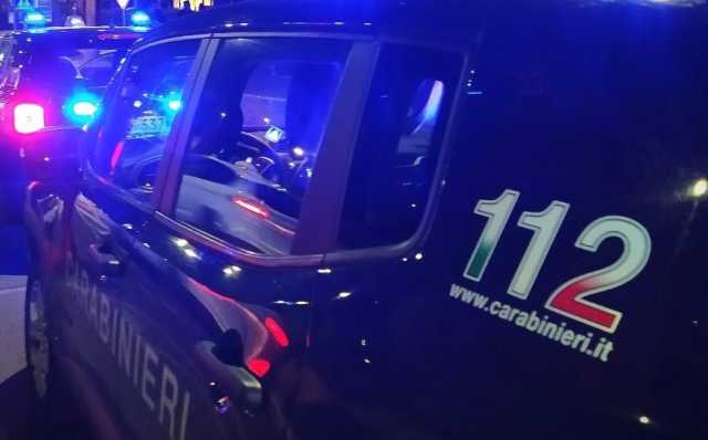 Elmas, afferra al collo l'ex e la colpisce con un coltello da cucina: scatta il codice rosso