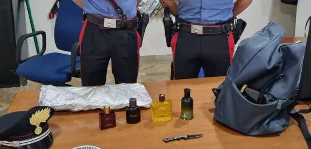 Guspini, ruba confezioni di profumo per oltre 800 euro: in tasca anche un coltello a serramanico