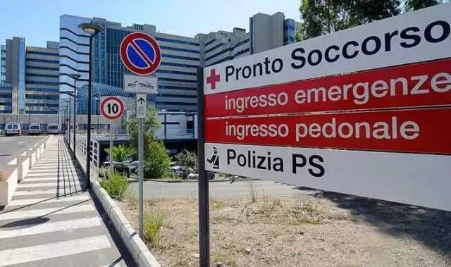 Cagliari, mangiano tonno in un ristorante del centro e si sentono male: 11 intossicati in ospedale