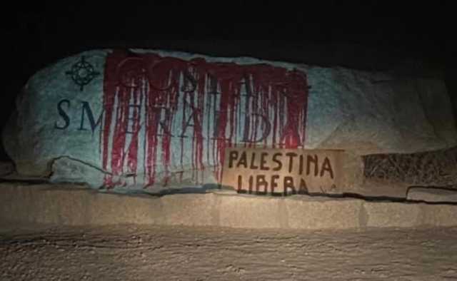 Vernice rosso sangue sull'iconica roccia della Costa Smeralda: la protesta pro-Palestina