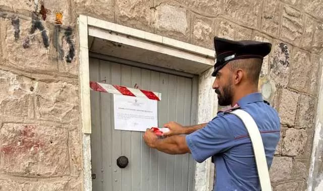 Sant'Antioco, occupano le cantine di un alloggio popolare e le trasformano in una casa abusiva