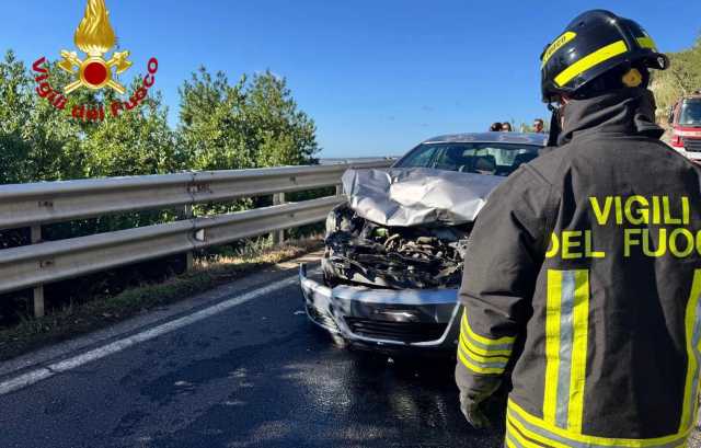 Violento tamponamento auto-camion all'entrata di Macomer: conducente ferita