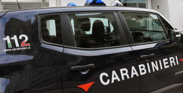 112 Carabinieri Auto T5 Uccide la compagna a coltellate: femminicidio nel Veronese
