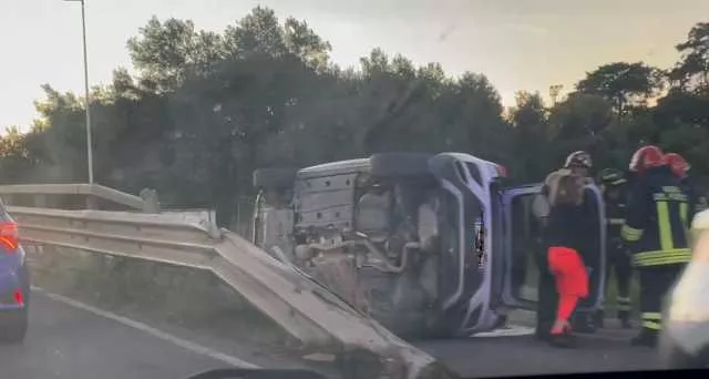 Quartucciu, auto si ribalta in via delle Serre in direzione Cagliari (VIDEO)