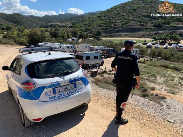 Scoperto un campeggio abusivo sulle rocce di Porto Palmas: sanzioni per 4mila euro