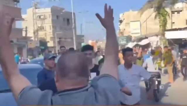 Gaza, c'è la firma per l'accordo di pace: festa nelle strade, atteso domani il cessate il fuoco