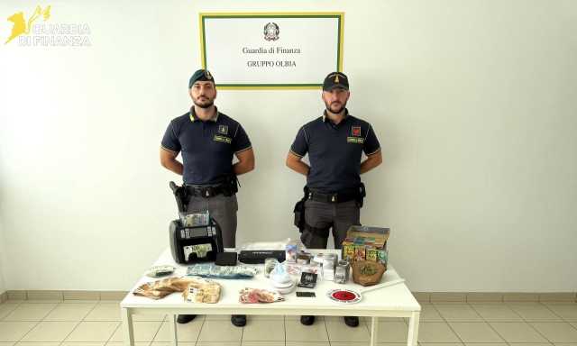 Quasi 3 chili di hashish, cocaina e 11mila euro in contanti in casa: arrestato ventunenne olbiese