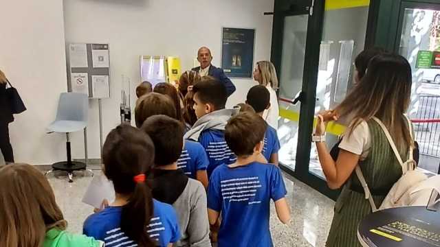 Cagliari, i bimbi alla scoperta della scrittura a mano: la visita alle poste