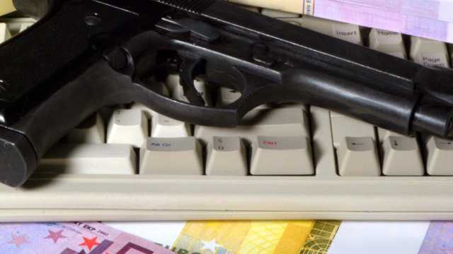 Imagoeconomica 8639 Gli cade la pistola (a salve) proprio davanti ai carabinieri: denunciato a Carbonia