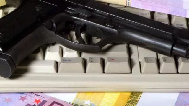 Imagoeconomica 8639 Gli cade la pistola (a salve) proprio davanti ai carabinieri: denunciato a Carbonia