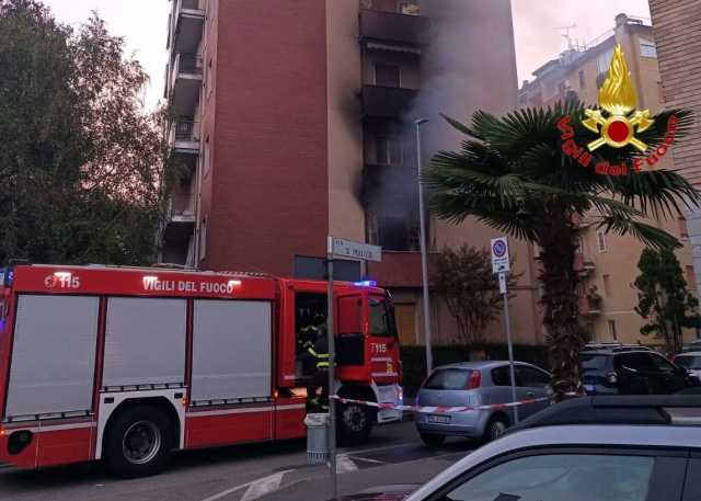 Incendio in una palazzina nella notte: muoiono padre, madre e figlio
