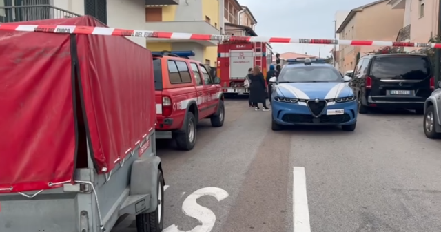 Paura a Olbia, si barrica in casa e minaccia di togliersi la vita: area blindata (video)