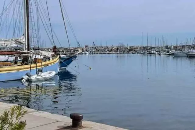 Alghero, giallo in porto: uomo trovato morto a bordo di una barca, disposta l’autopsia