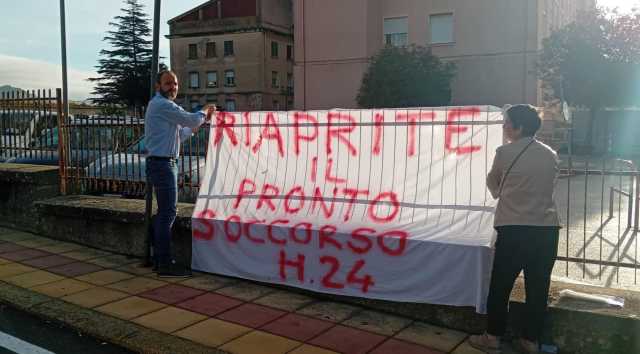 Pronto soccorso di Isili, rimosso lo striscione sul tetto: il sindaco ne affigge un altro 