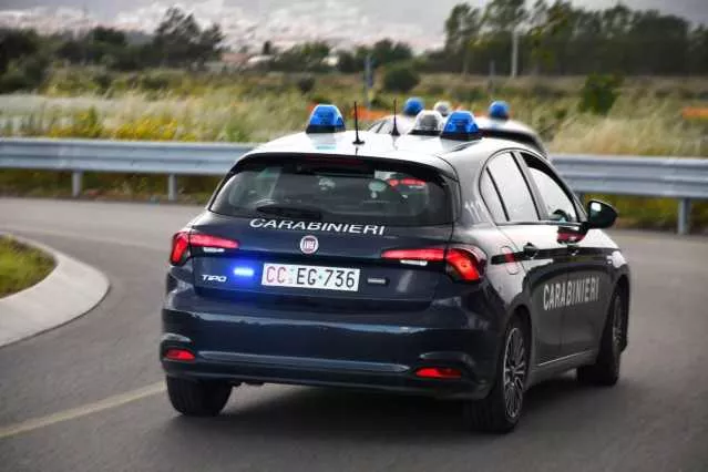 San Basilio, riesce a citofonare alla caserma scappando dal marito: 41enne arrestato per maltrattamenti