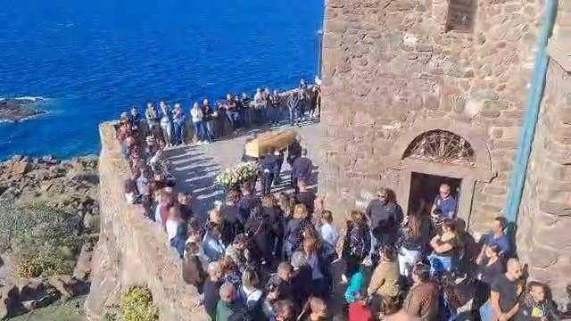 Castelsardo in lutto per Cinzia Pinna, fiume umano al funerale: 