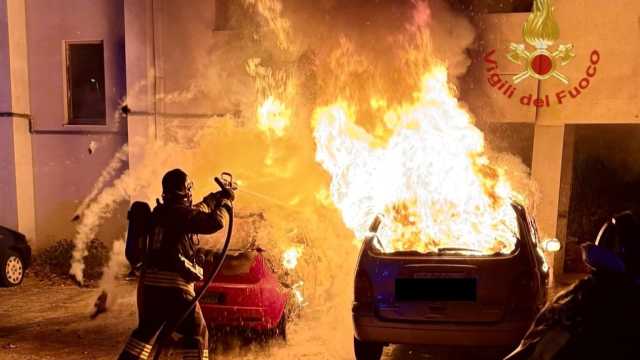 Quartu, due auto in fiamme in via Oslo: si indaga sulle cause