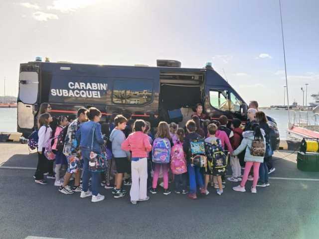Cagliari, 60 alunni delle elementari scoprono il lavoro dei carabinieri subacquei