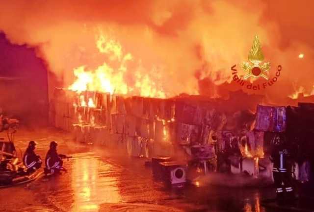 WhatsApp Image 2025 10 31 At 09.53.48 Spaventoso rogo a Macchiareddu: distrutto un capannone per il recupero di metalli