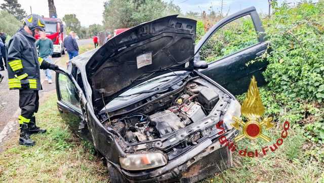 Oristano, perde il controllo dell'auto e finisce fuori strada: conducente intrappolato tra le lamiere