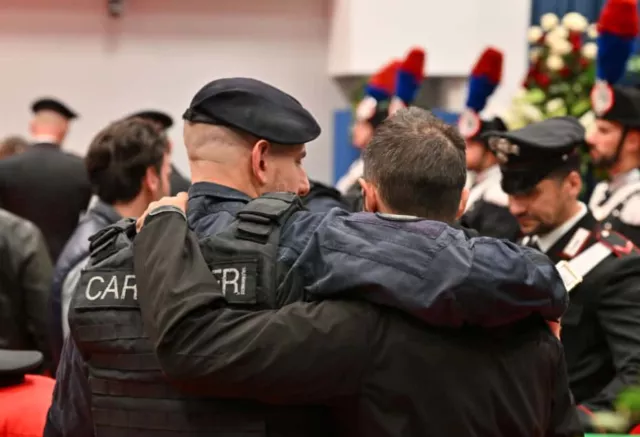 Carabinieri morti nell'esplosione, grande folla ai funerali a Padova 