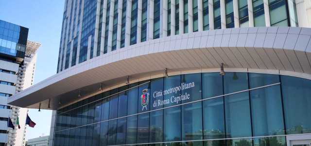 Tragedia sfiorata a Roma: crolla il controsoffitto di una scuola, istituto evacuato