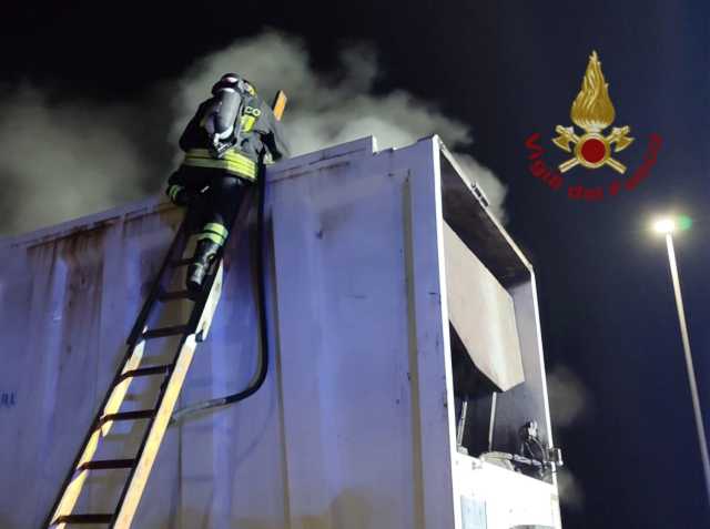 Villamar, incendio in un compattatore di rifiuti per la raccolta differenziata