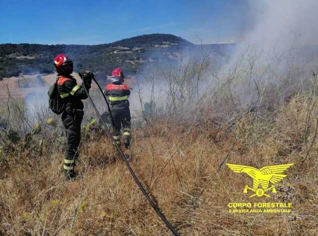 L'emergenza incendi continua anche a ottobre in Sardegna: 30 roghi scoppiati oggi
