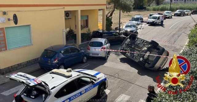 Perde il controllo dell'auto e si schianta contro due veicoli in sosta, poi si ribalta: l'incidente a Olbia