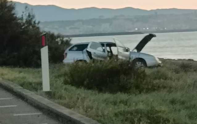 Schianto sulla statale 195: auto vola verso la spiaggia, traffico bloccato e lunghe code