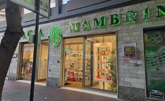 Le farmacie Mambrini di Cagliari diventano cardioprotette: installato un defibrillatore semiautomatico