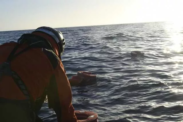 Si ribalta un barcone con decine di migranti: un morto e dispersi al largo di Malta