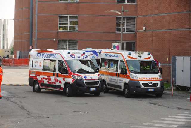 Donna accoltellata in strada, tentato omicidio a Milano: si cerca l'ex marito