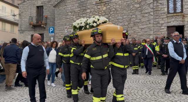 Omar Masiia Vigili Del Fuoco A Calangianus i funerali di Omar Masia: bagno di folla per l'ultimo saluto al 25enne morto nell'incidente