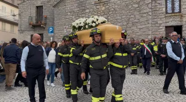 Omar Masiia Vigili Del Fuoco A Calangianus i funerali di Omar Masia: bagno di folla per l'ultimo saluto al 25enne morto nell'incidente