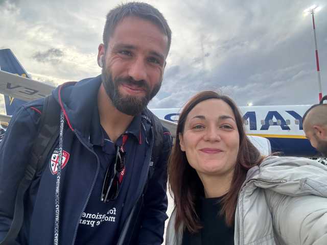 Pavoletti Insieme Alla Tifosa  Verona-Cagliari, i calciatori rossoblù viaggiano su un volo Ryanair: la sorpresa per i tifosi