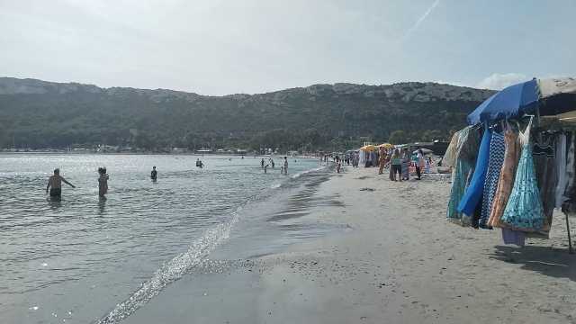 Sole, acqua tiepida e qualche nuvola: ancora qualche tuffo al Poetto di Cagliari (VIDEO)