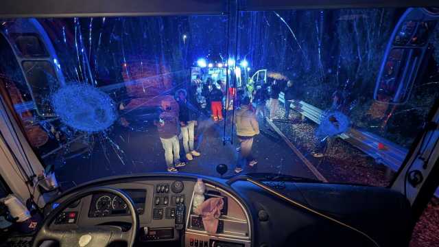 Assalto a un pullman di tifosi del Pistoia basket: lanciati sassi e mattoni, muore un autista