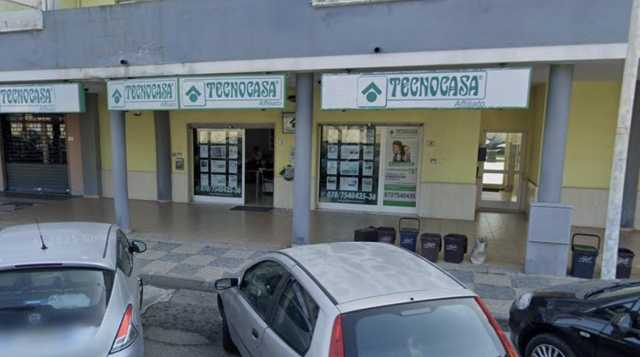 Paura a Quartu, esplode una bomba davanti all'agenzia immobiliare