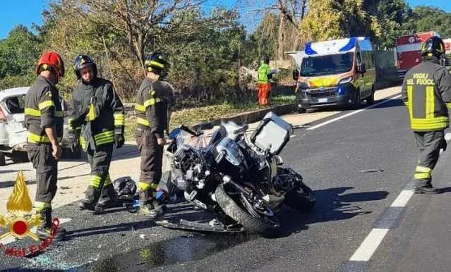 Scontro tra auto e moto a Tempio: arriva l'elisoccorso, motociclista ferito