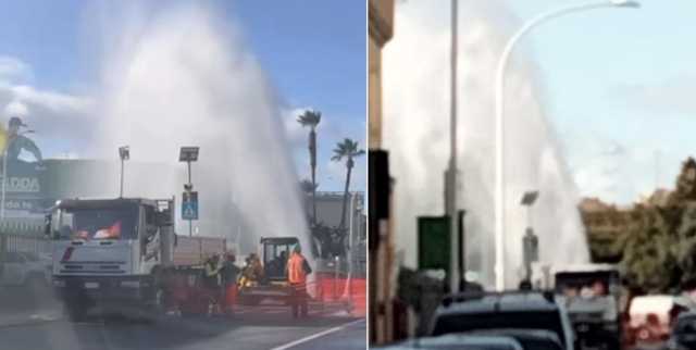 Via Santa Maria Chiara Cagliari, tubo danneggiato e lo zampillo d'acqua allaga la strada in via Calamattia