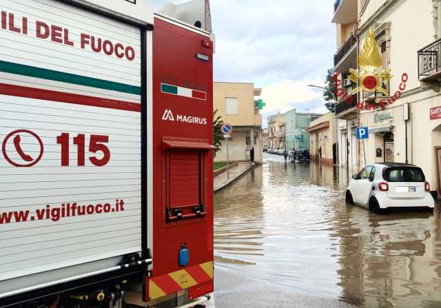 Forti piogge nel Cagliaritano: automobilisti bloccati dentro i veicoli, oltre 50 interventi dei vigili del fuoco