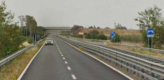 Paura sulla 130 a Villaspeciosa, esplode uno pneumatico e si schianta sul guardrail