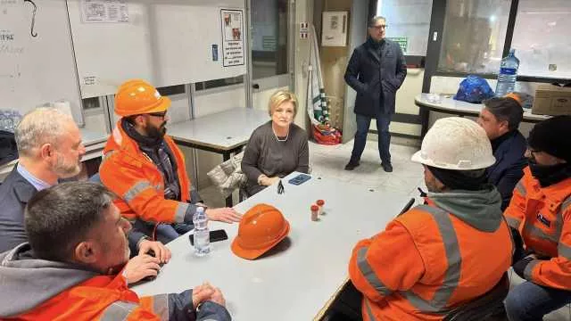 Eurallumina, gli operai sospendono la protesta dopo l'incontro con Calderone